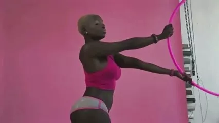 Una joven actriz ensaya una cama chicas mexicanas teniendo sexo sobre un hombre negro negro.