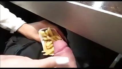 Morena le encanta chupar una polla maravillosa durante la filmación el mejor porno mexicano en la cámara de vídeo
